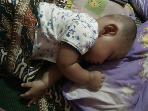 bayi tidur miring