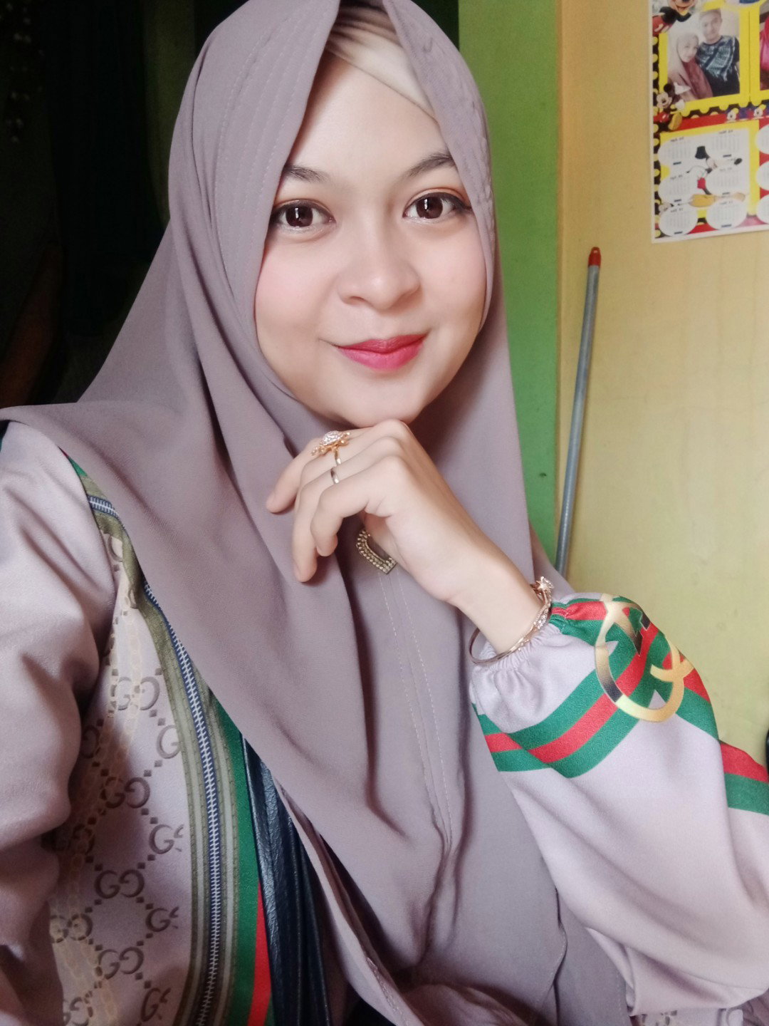 Reskha Nur Pratiwi profile icon