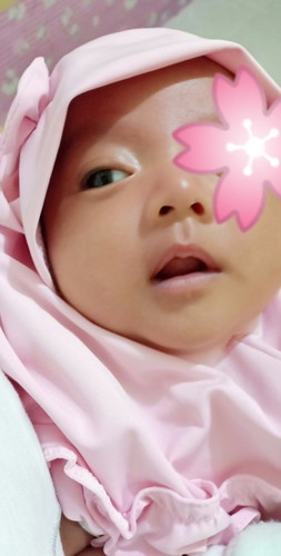 memotong rambut bayi