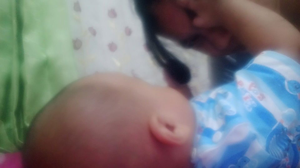 jambak rambut mamahnya.