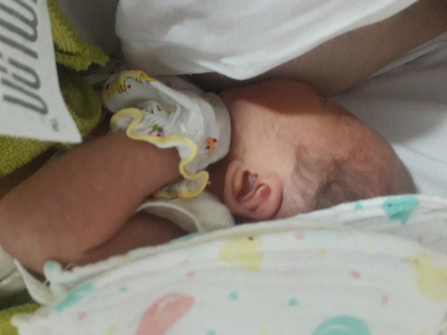 ทารกอายุ4วันนอนดูดนมได้ไหมคะ