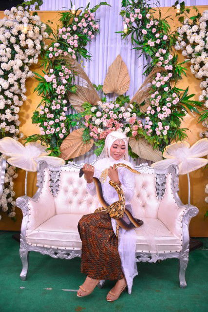 Dhewy Ratnnasari profile icon