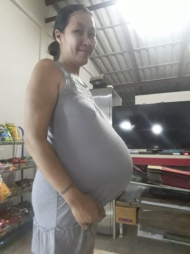 40weeks แล้วค่ะ เริ่มมีน้ำออกจากช่องคลอดเล็กน้อย แต่มีกลิ่นคาวมากค่ะ