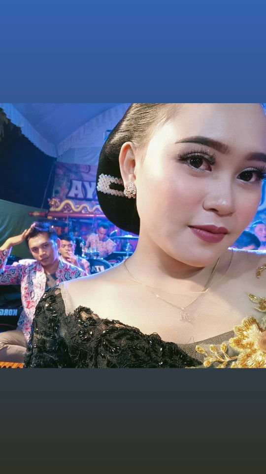 mia april profile icon