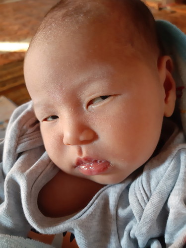 น้องได้15วันแล้วค่ะ ชอบเล่นน้ำลายตัวเอง