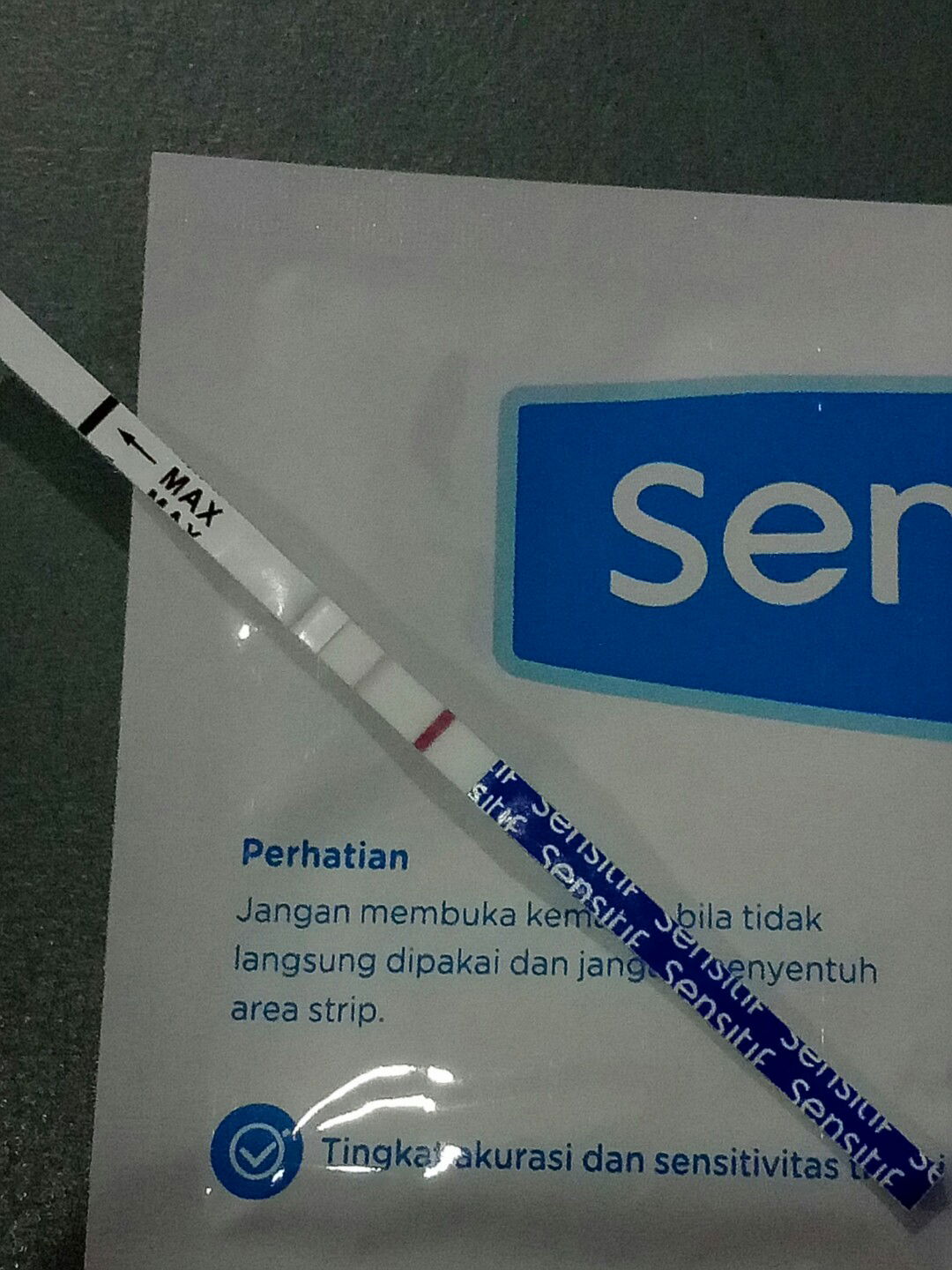 baru tespek pagi ini, emg hasil nya samar tapi uda dapat garis 2 merah apa itu positif hamil?