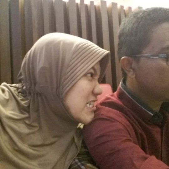 Drama Rumah Tangga, Senyumin aja Tsay~