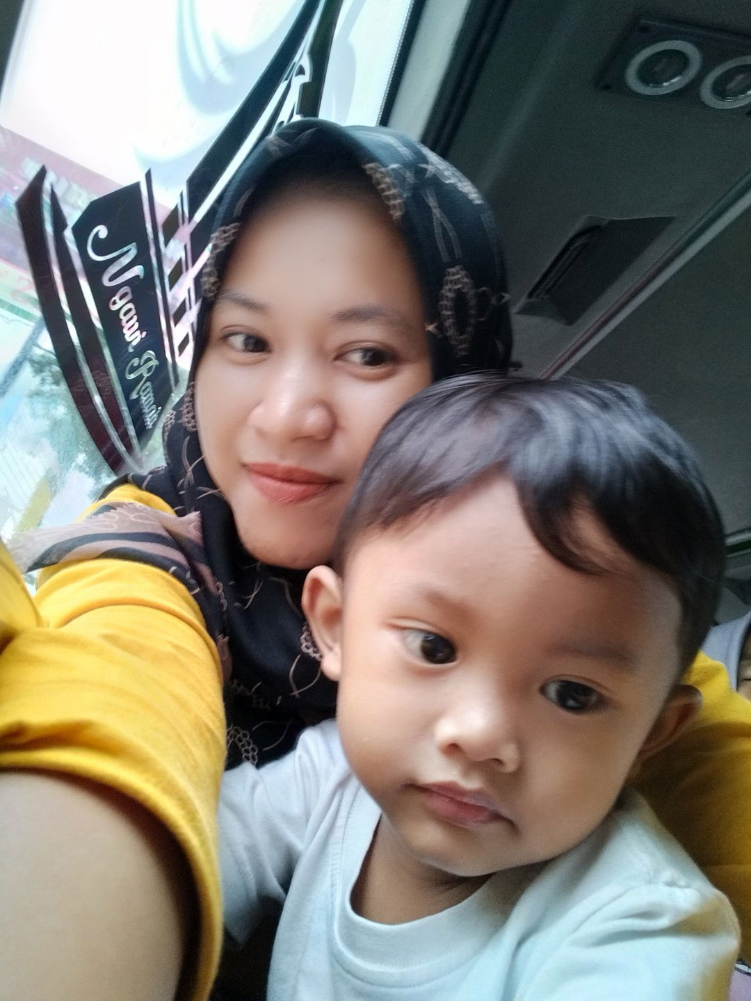 evie luthfika sari profile icon