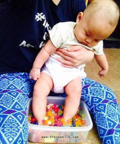 bayi mengangkat kepala