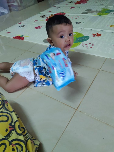 น้องอายุ 9 เดือน แต่ยังไม่คล้าน ยังกระดึบๆ แบบนี้ช้าไปไหมครับ เห็นลูกเพื่อนเกิดพร้อมกัน ตอนนี้คลานเข่าไปทั่วละ
