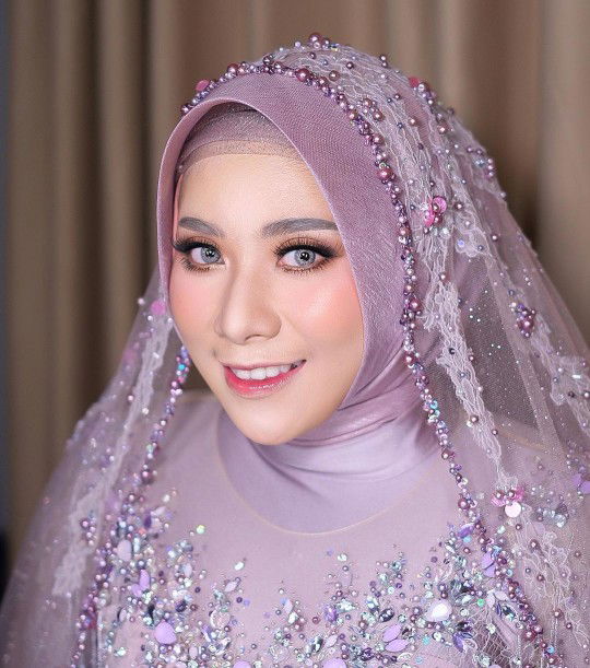 Ade DwiCahyani profile icon