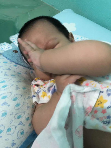 น้องขยี้ตา