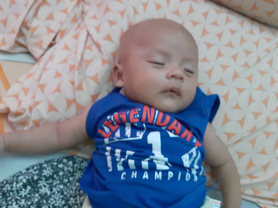 bayi tidur dengan kepala lebih tinggi