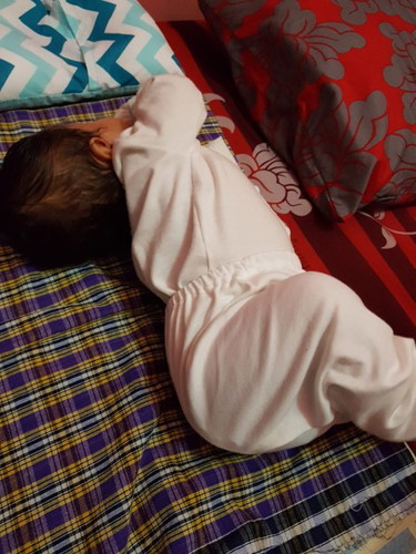 Bayi Tidur Menyamping Dengan Kepala Membentuk L