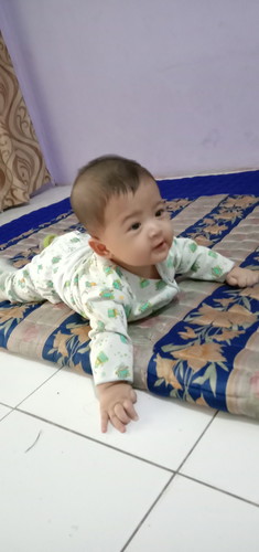 bayi jalan 6 bulan udah bisa belajar duduk belum?