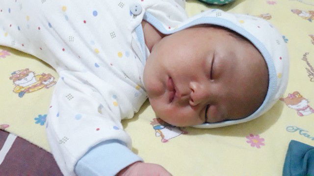 bayi tidur miring terus..