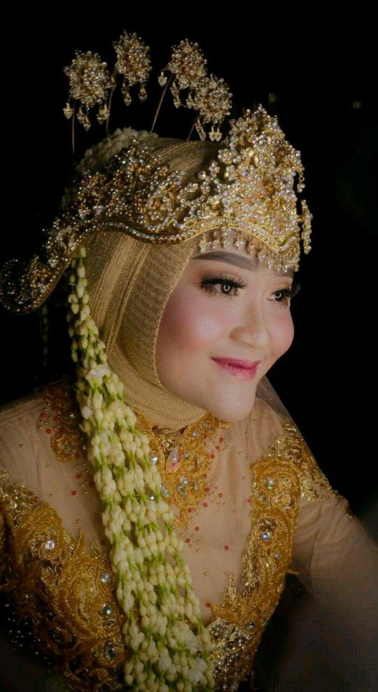 Hesti Nur Cahyani profile icon