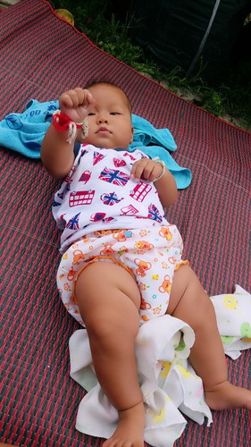 น้องชอบเล่นกับมือตัวเองมากค่ะ