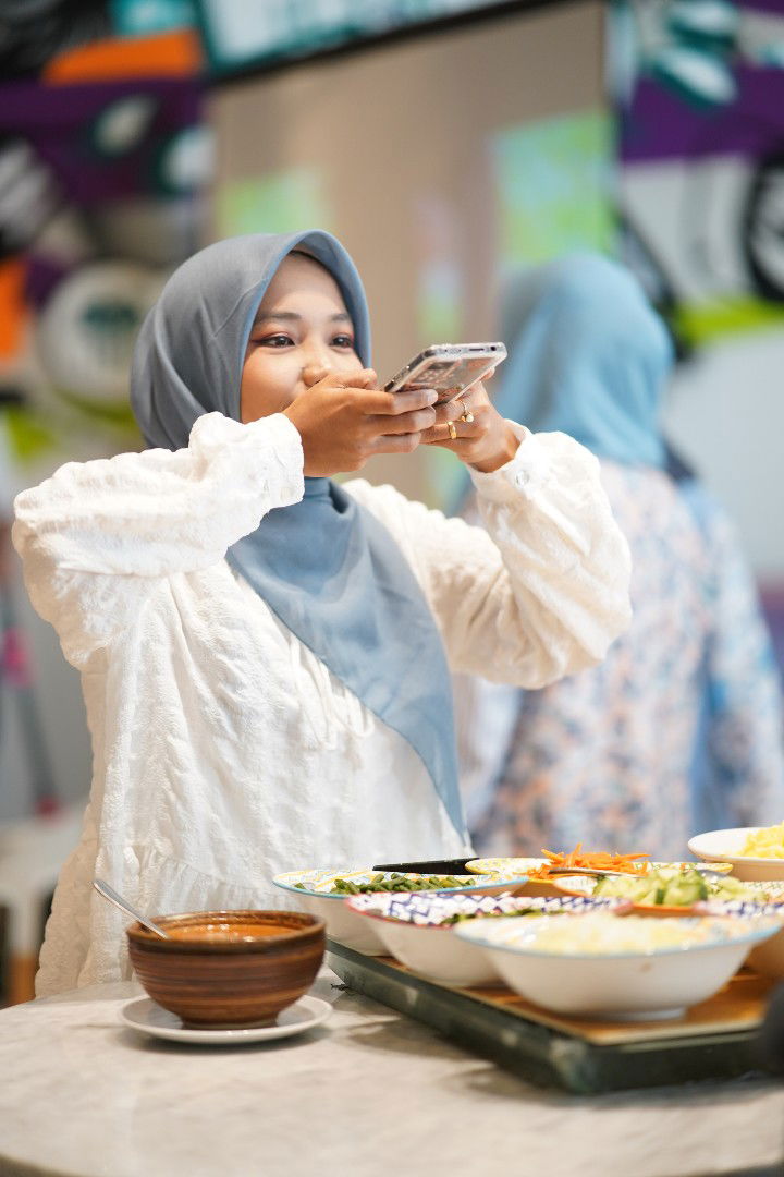 Mona F. Sarifah profile icon