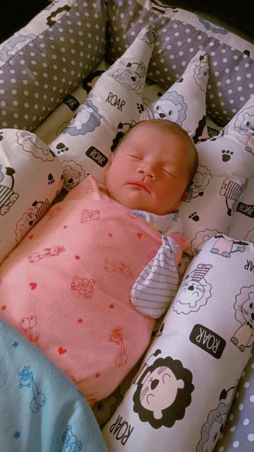 Alhamdulillah bunda" telah lahir anak prtma saya Jk lakilaki.  Dg berat 3,4 panjng 50 cm.