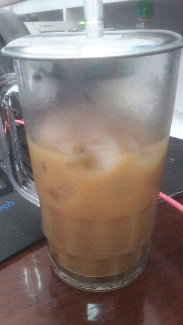 Minum es kopi