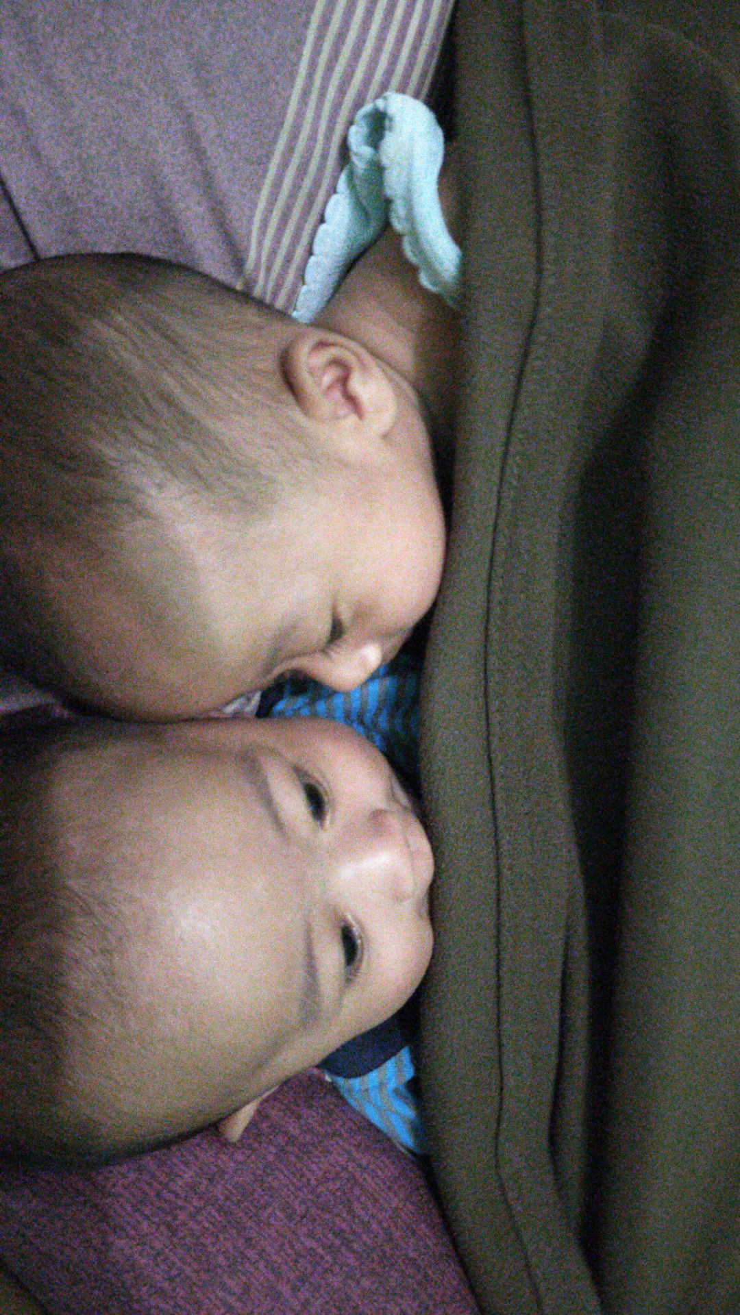 bercanda dengan anak kembar ku