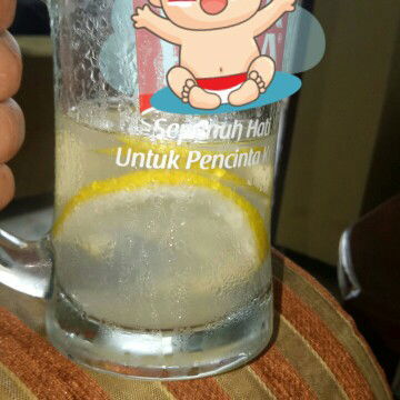 minum jeruk lemon tiap hari..