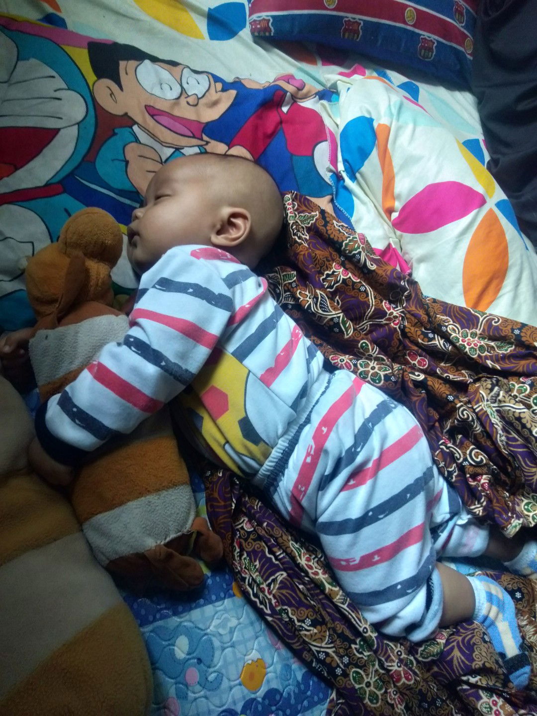 tidur nya setengah tengkurap