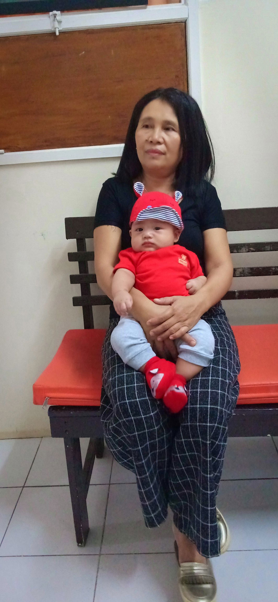 habis imunisasi ditemani nenekx