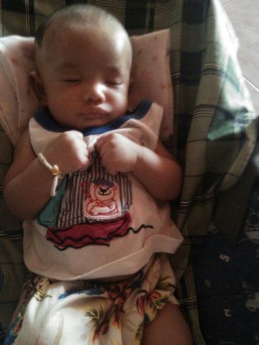 น้องชอบกำมัดไว้ที่อกเวลากินนมขวดมันปกติไหม