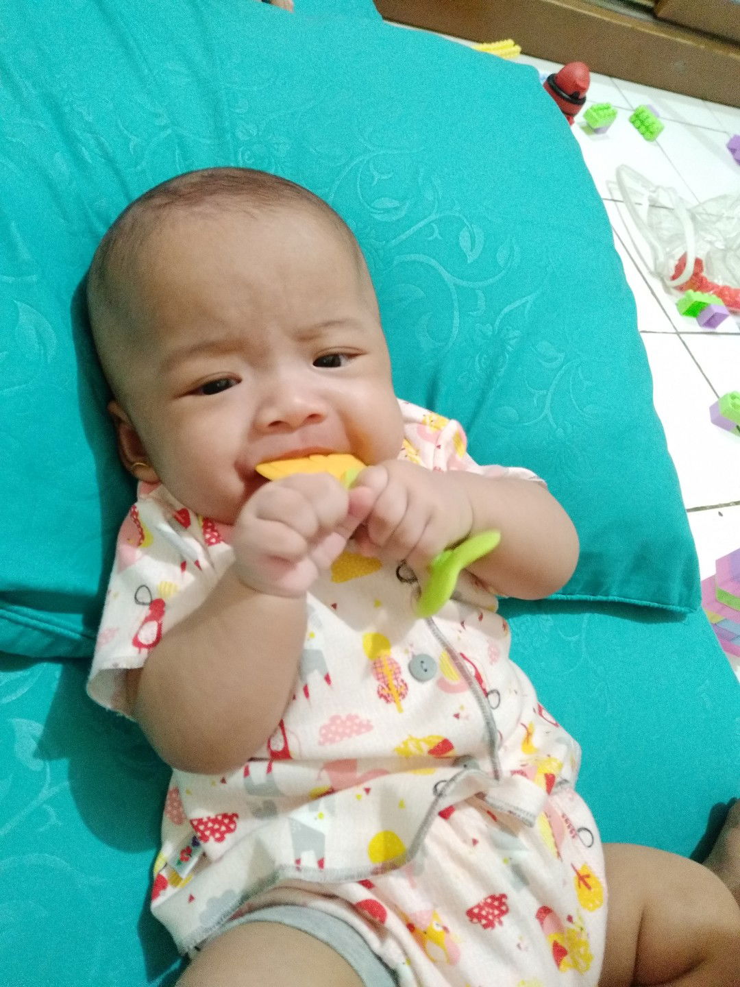 Lebih baik ngemut teether atau tangan aja?