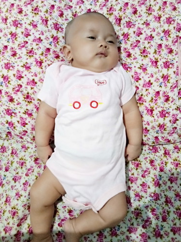 wajar tidak bb bayi usia 1 bulan 25 hari 5kg lebi atau 5000 gr ???