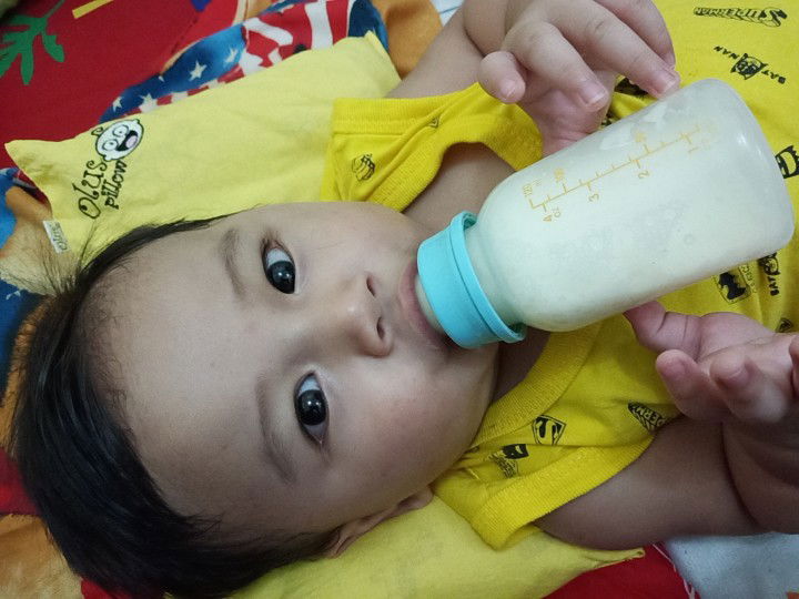 pegang botol susu sendiri