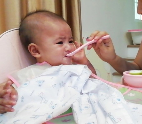 มื้อแรกข้าวบดเจ้าตัวน้อย กินไปได้5cc เองมั้ง?