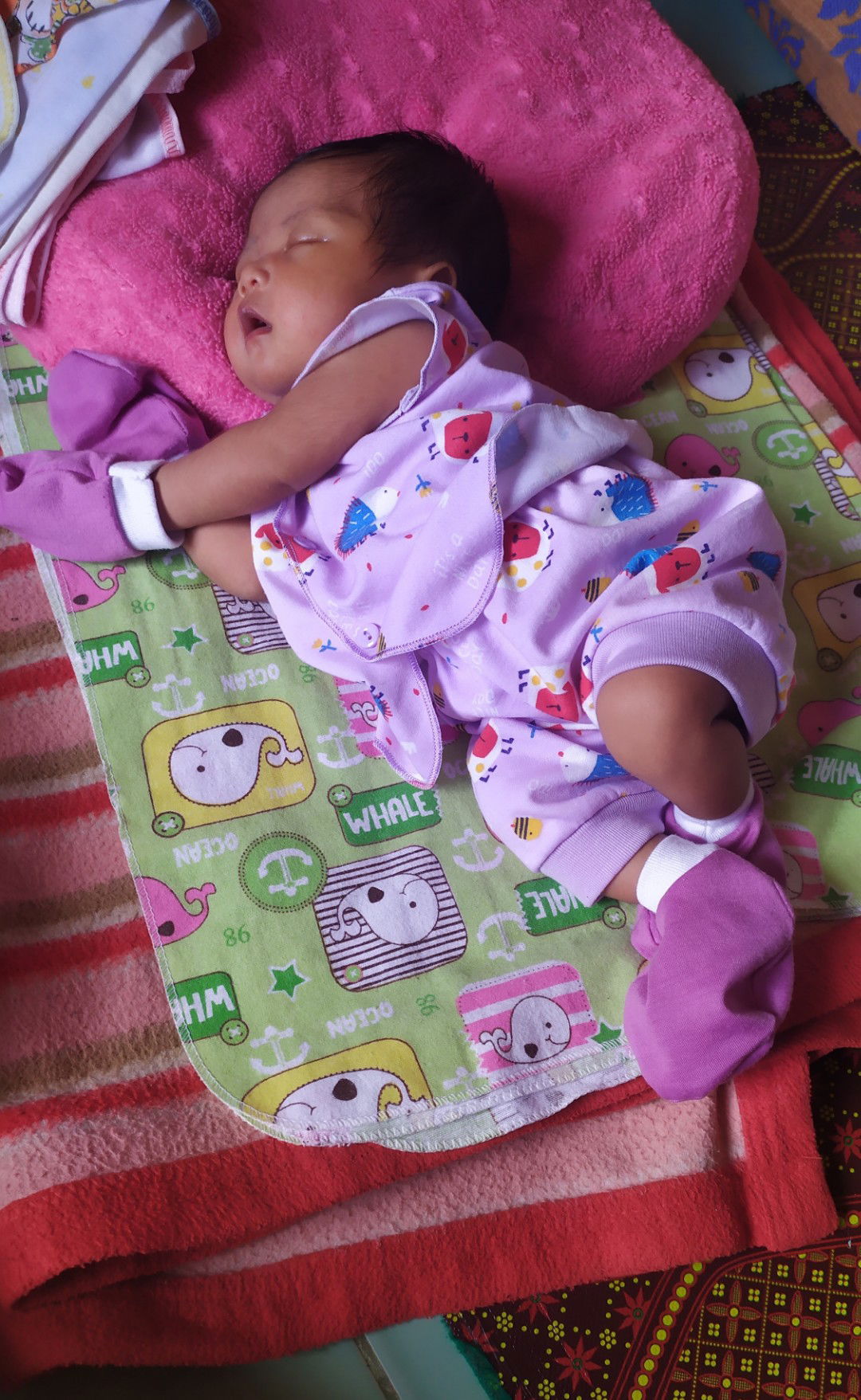 Bayi NewBorn tidur miring