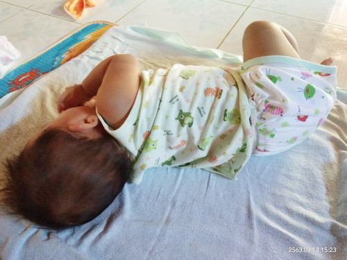 ลูกพยายามคว้ำ