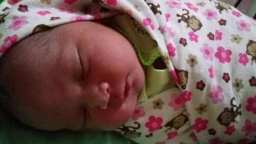 Alhamdulillah...baby girl UD louncing....Avianindya Mutiara Madina...pas dgn hpl nya.... trimakasih banyak Allah...kami SDH punya anak perempuan...ini anak ke 5...dan satu2 nya perempuan