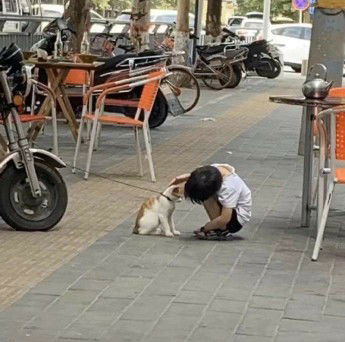 trẻ với thú nuôi