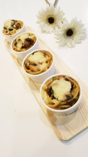 How mama introduce full cream cow’s milk along with breastfeeding to Joreen?