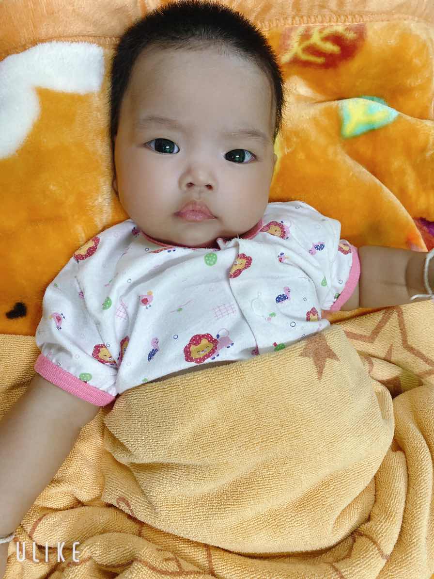 สวัสดีดีค่ะแม่ๆตอนนี้น้องกำลังจะเข้าสามเดือนแต่ว่าน้องไม่ถ่ายมาสี่วันแล้วค่ะแต่น้องกินนมได้ปกติท้องไม่อืดเลยค่ะควรทำยังไงค่ะ#น้องกินนมแม่อย่างเดียวค่ะ