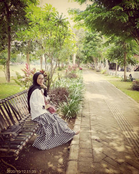 laurensa indri profile icon