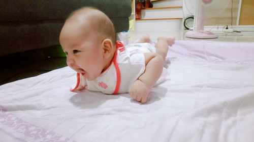 ลูกไม่ยอมหัดคลานค่ะ เอาแต่ยกแขนขาแบบนี้