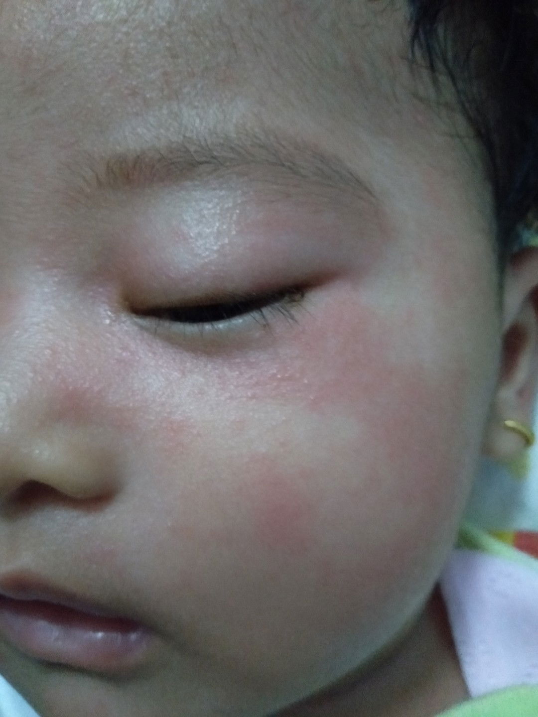 wajah bayi merah, jadi takut sendiri