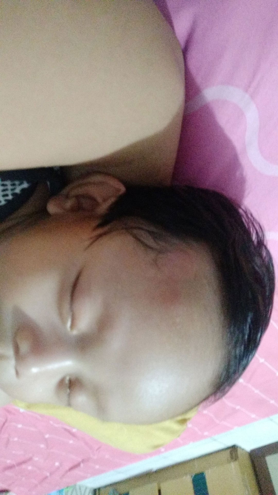 anak ke bentur kursi kayu