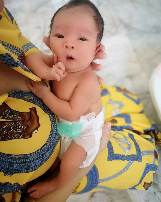 ทารกอายุ 7 วัน ควรทานนม(แม่)​ ปริมาณกี่ออนซ์ต่อมื้อคะ?  ไม่รวมเข้าเต้านะคะ