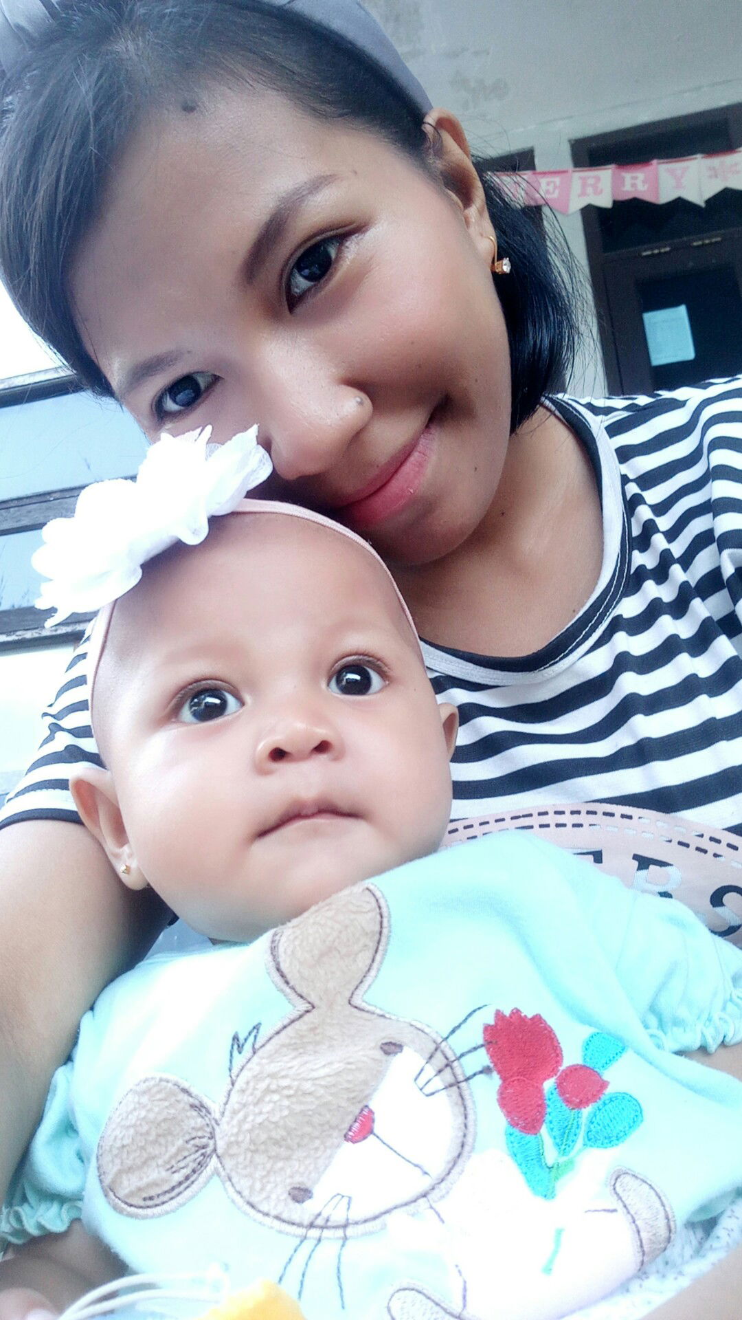 baby agak cuek dan jarang senyum ke org lain