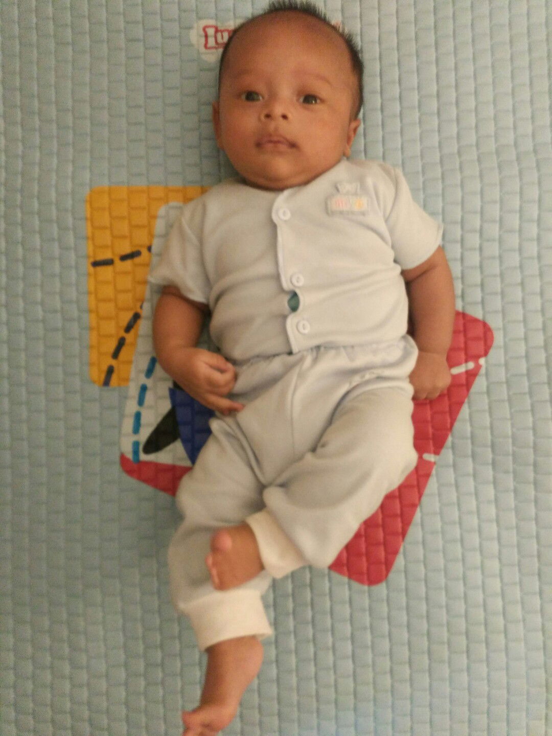 Bayi naik pesawat