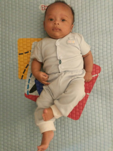 Bayi naik pesawat