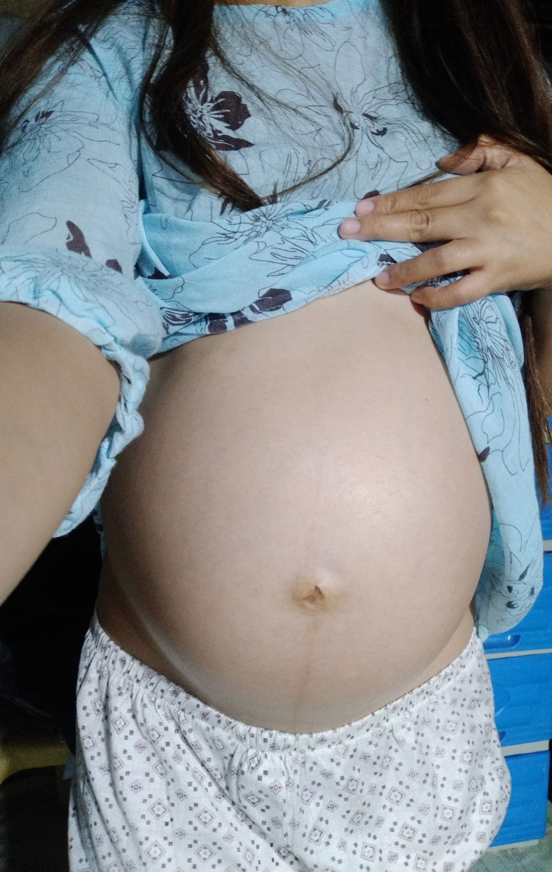 8 months pregnant. sign of labor