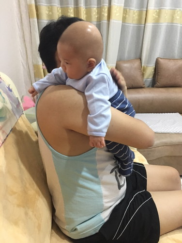 Bayi maunya di gendong posisi tegak